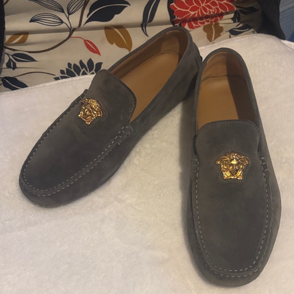 Versace Medusa Suede Driving Loafers
Gray
Size 8.5 
Gold Emblem 
Brand new